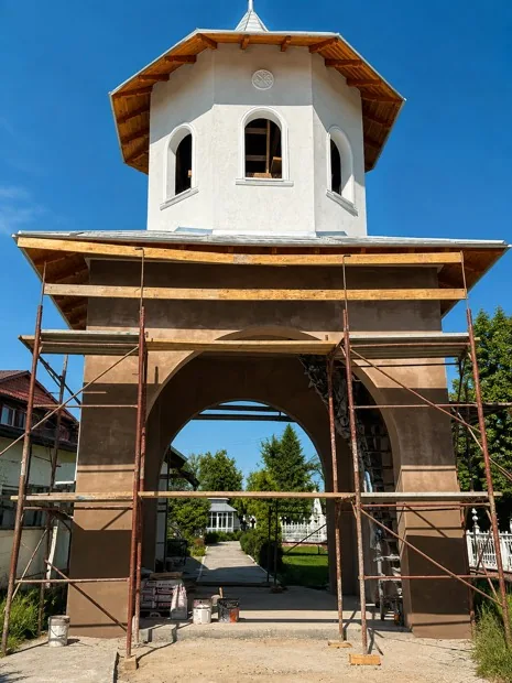 Turn cu arcadă în execuție, cu tencuieli lucrate pe schelă și acoperiș din lemn, lucrare Premium Construct