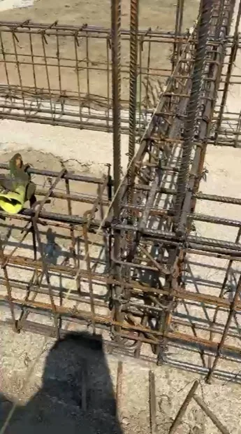 Filmare de pe șantier cu armătura fundației montată, înainte de turnarea betonului