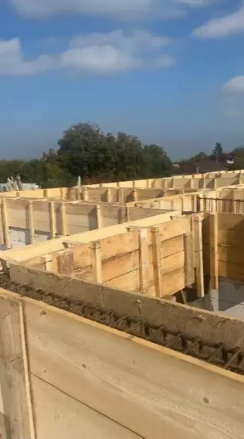 Filmare cu cofraje din lemn montate pentru centurile de beton, înainte de betonare